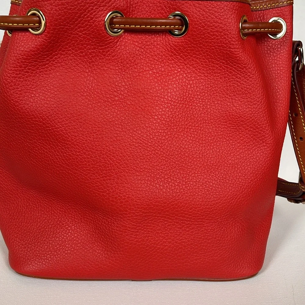 NWOT DOONEY & BOURKE EUROPEAN PEBBLE GRAIN RED LEATHER BUCKET BAG & WALLET - Picture 5 of 17